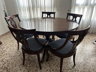 Mesa y sillas clásicas
