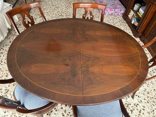 Mesa y sillas clásicas