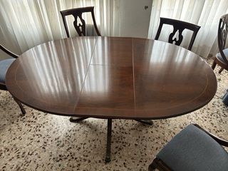 Mesa y sillas clásicas