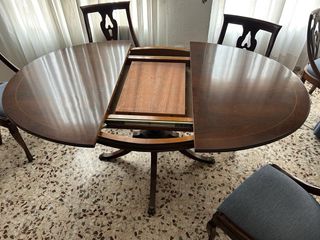 Mesa y sillas clásicas