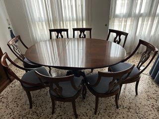 Mesa y sillas clásicas