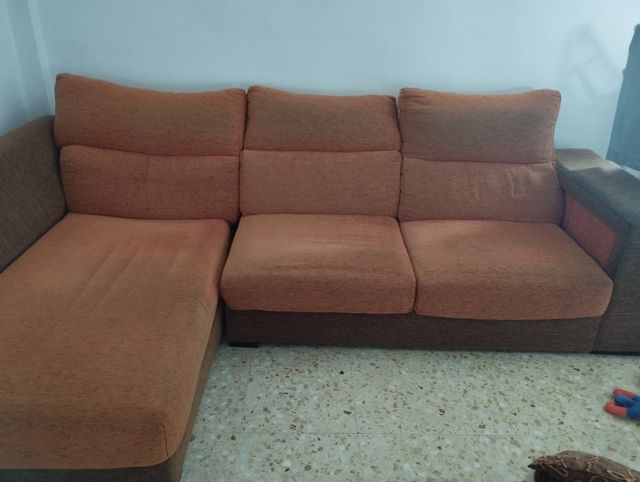 Sofá cheslong con dos pufs