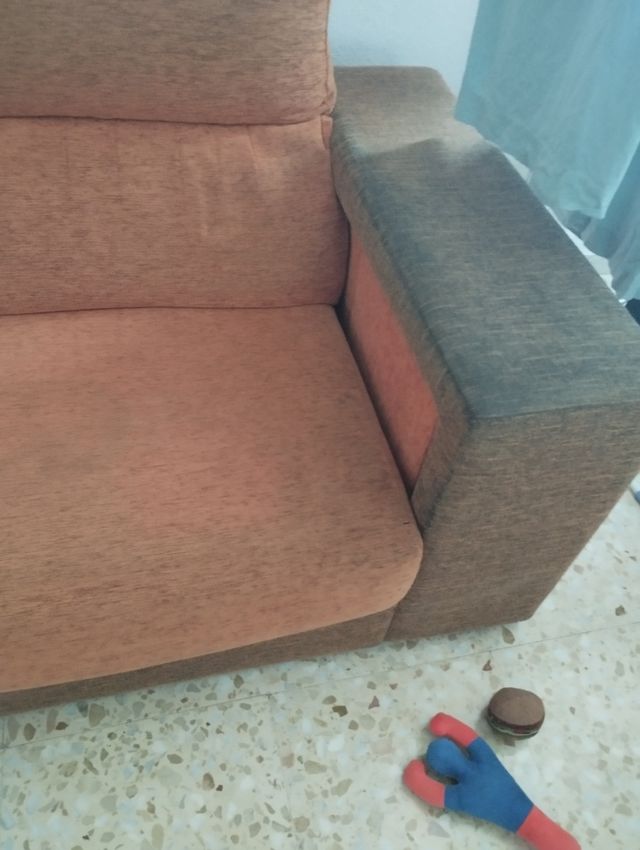 Sofá cheslong con dos pufs