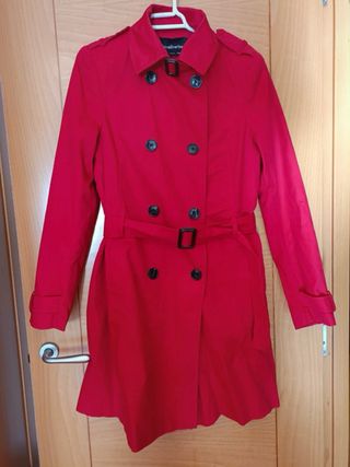 Gabardina roja con cinturón