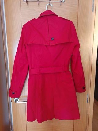 Gabardina roja con cinturón