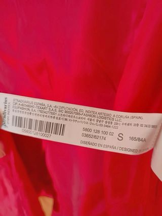 Gabardina roja con cinturón