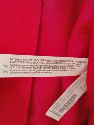 Gabardina roja con cinturón