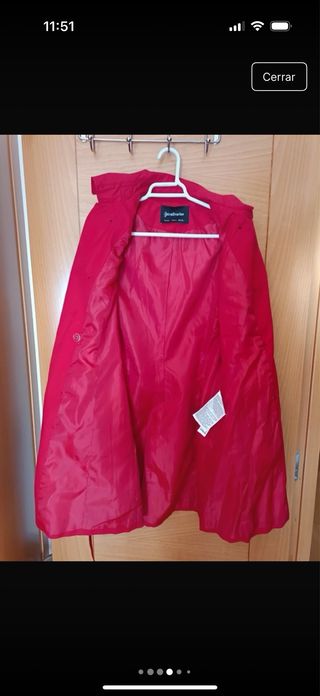 Gabardina roja con cinturón