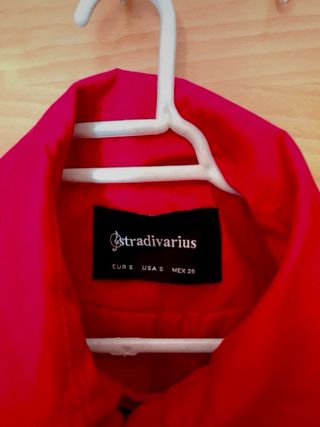 Gabardina roja con cinturón