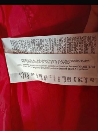 Gabardina roja con cinturón