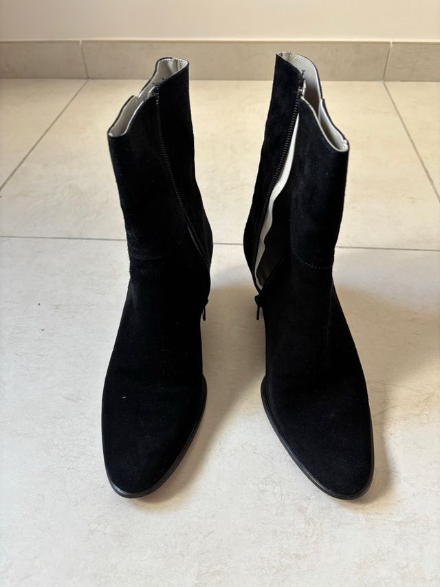 Stivaletti neri in camoscio 37