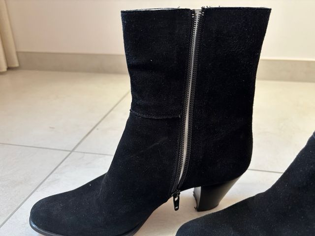 Stivaletti neri in camoscio 37