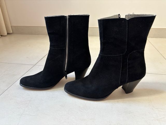 Stivaletti neri in camoscio 37