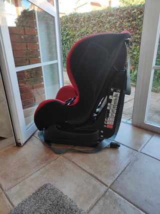 Silla coche niño. Pesa unos 7 kilos.