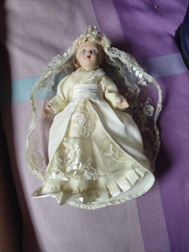 Muñeca de porcelana de novia