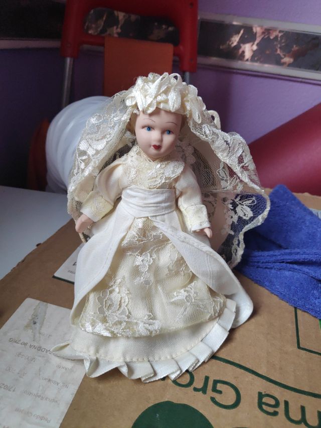 Muñeca de porcelana de novia