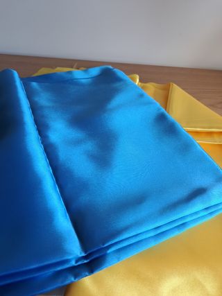 Tecidos em cetim amarelo e azul