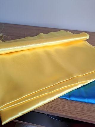 Tecidos em cetim amarelo e azul