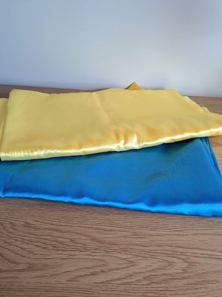 Tecidos em cetim amarelo e azul