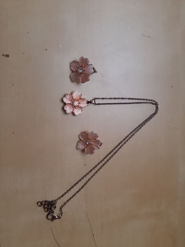 Preciosos pendientes y collar de flores