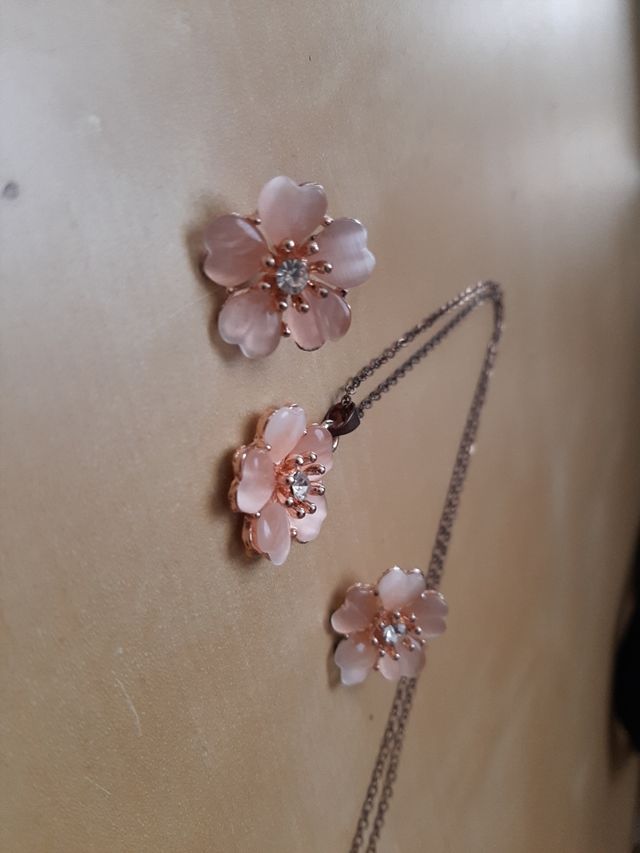Preciosos pendientes y collar de flores