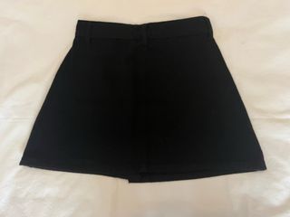 Falda negra botones con vuelo