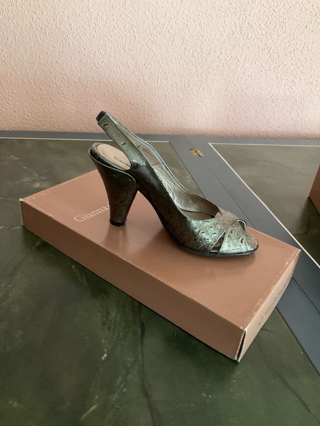 Zapatos abiertos y destalonados.