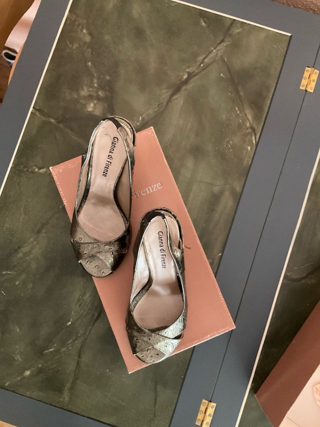 Zapatos abiertos y destalonados.