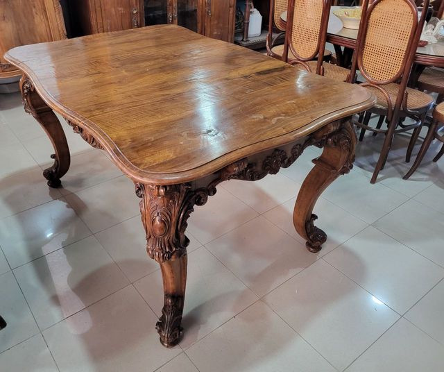 Mesa de comedor de nogal