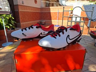 Botas Nike fútbol tacos. MUY NUEVAS.