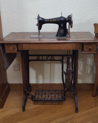 Máquina de coser antigua Alfa