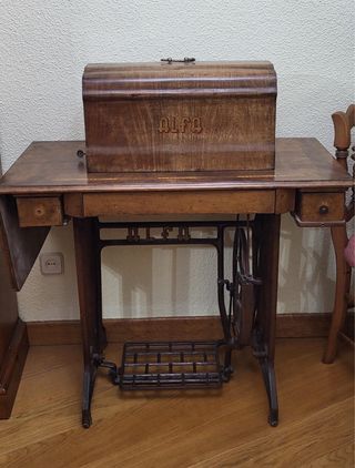 Máquina de coser antigua Alfa