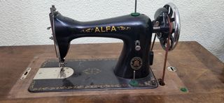 Máquina de coser antigua Alfa