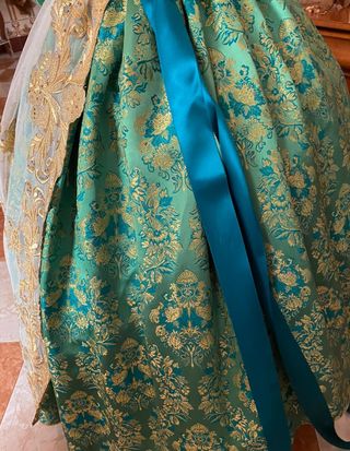 Traje fallera verde,brocatel,con delantal.