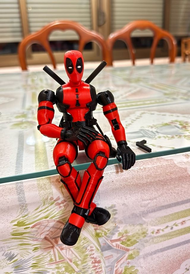 Figura Deadpool articulado LEER