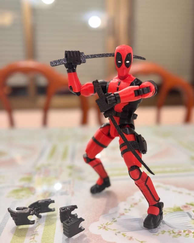 Figura Deadpool articulado LEER