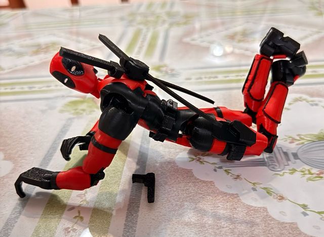 Figura Deadpool articulado LEER
