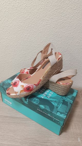 Sandalias flores suela esparto Mustang