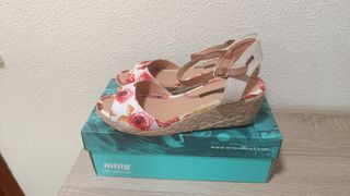 Sandalias flores suela esparto Mustang