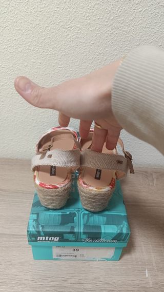 Sandalias flores suela esparto Mustang