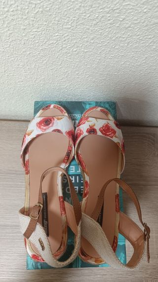 Sandalias flores suela esparto Mustang