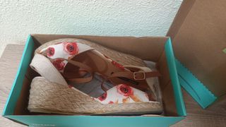 Sandalias flores suela esparto Mustang