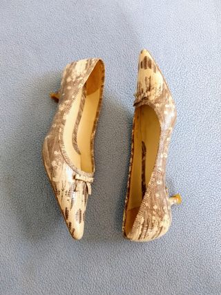 Zapatos de piel tacón bajo. Talla 40 