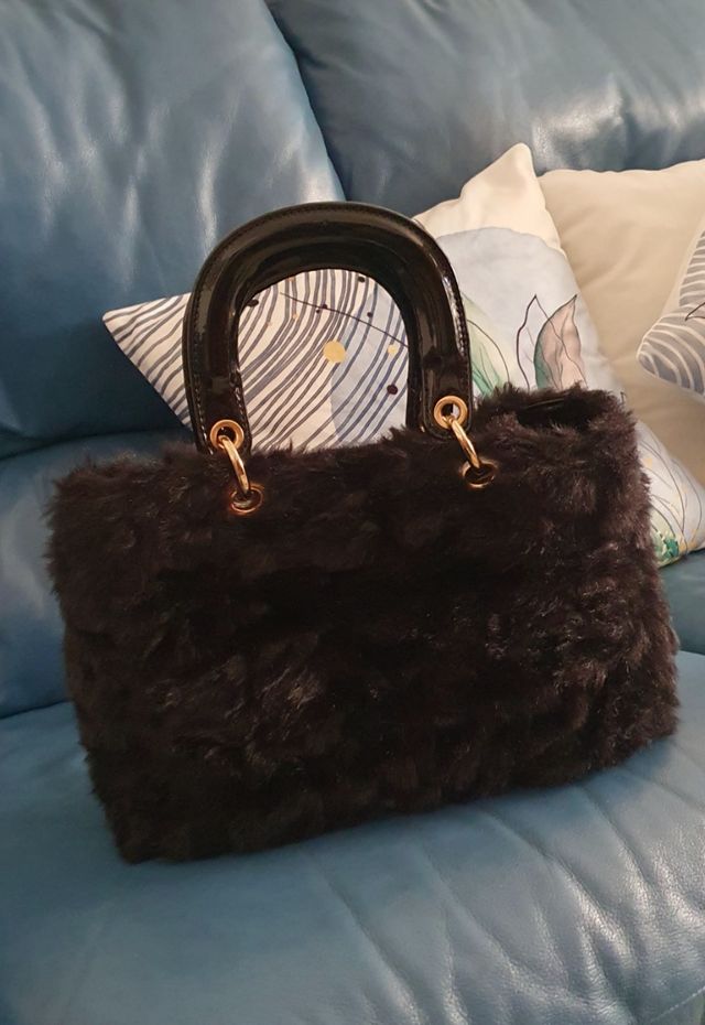 Borsetta a mano nera in pelliccia ecologica