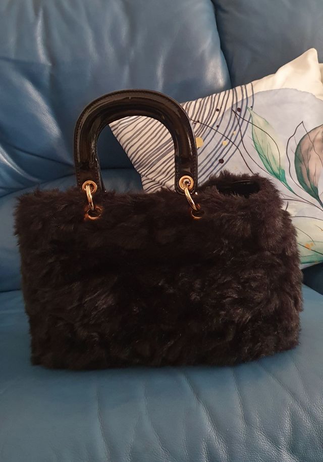 Borsetta a mano nera in pelliccia ecologica