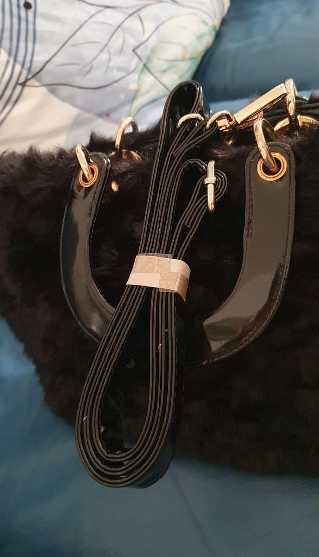 Borsetta a mano nera in pelliccia ecologica