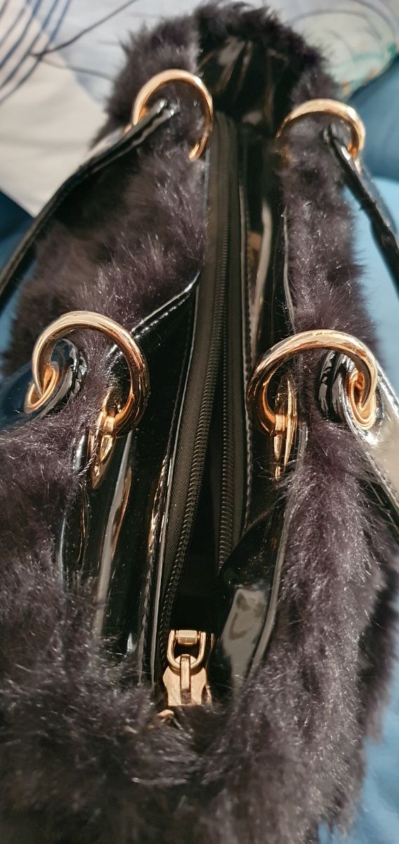 Borsetta a mano nera in pelliccia ecologica