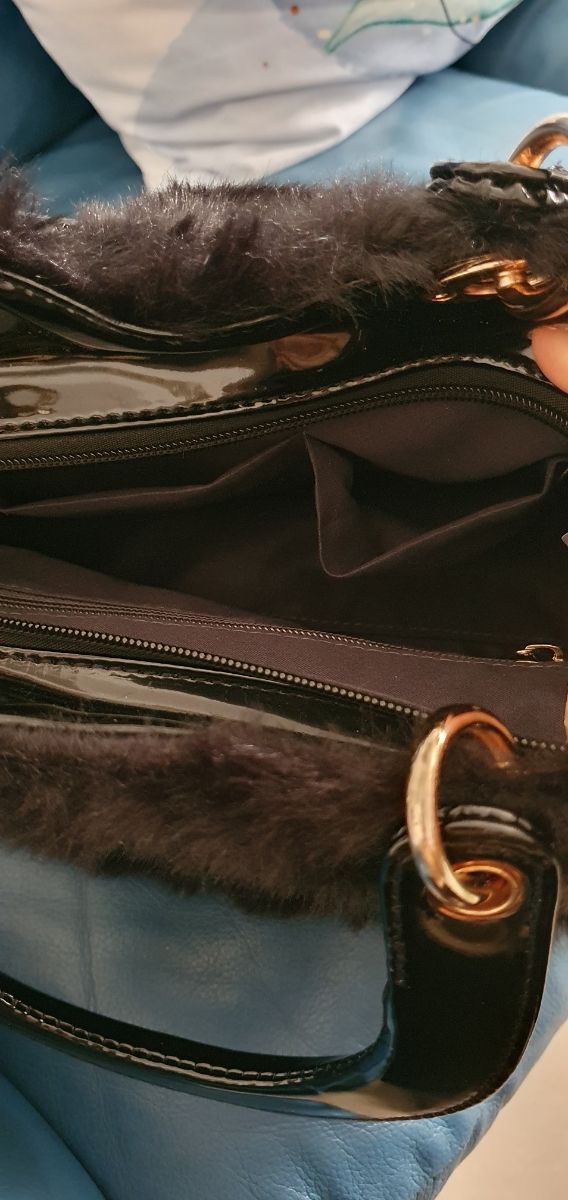 Borsetta a mano nera in pelliccia ecologica