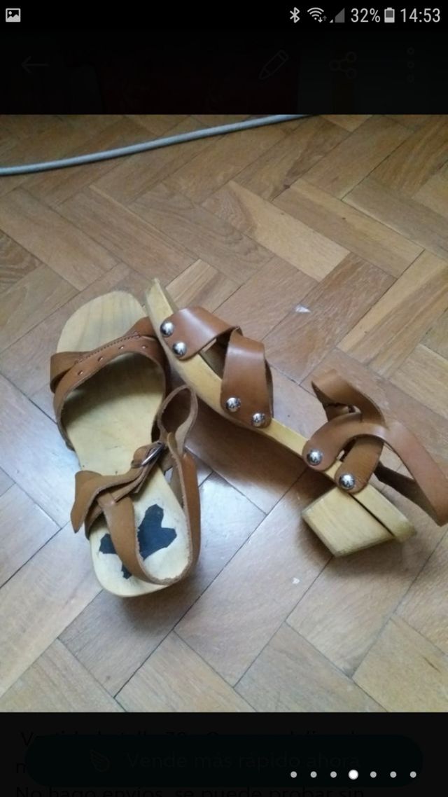 Vestido y sandalias.