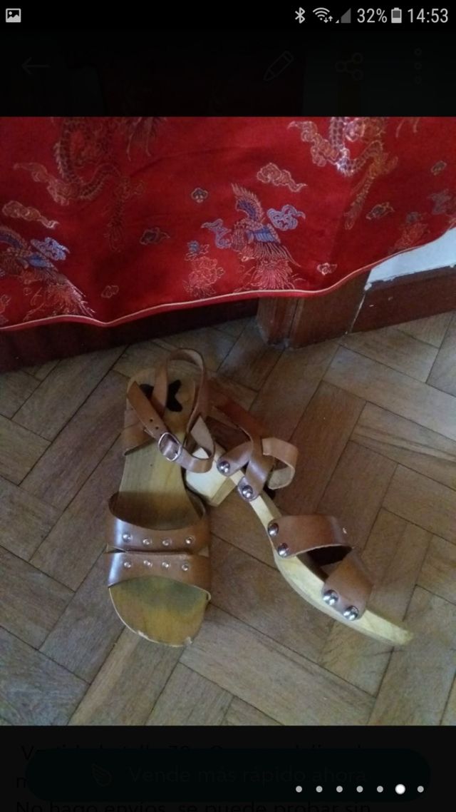 Vestido y sandalias.